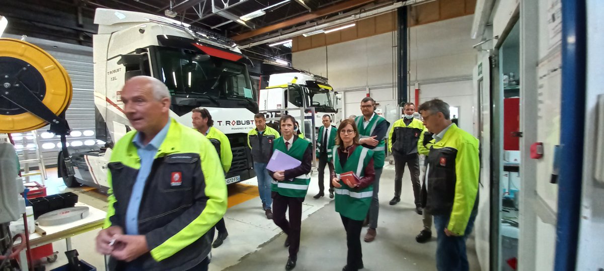 #industrie [1/2] | La préfète de l'#Ain s'est rendue ce jour à #RenaultTrucks #BourgEnBresse afin de réaffirmer la présence de l'#État aux côtés des acteurs économiques qui font vivre nos territoires. Ce site emploie plus de 1 330 employés : un pôle industriel majeur de l'#Ain 🚚
