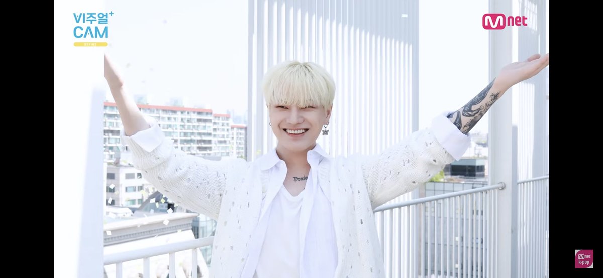 vtalc119's tweet photo. @MnetKR @VICTON1109 다 맘에 드는 비주얼이라 고르기 힘들었어요 진짜 다 이뻐서 캡쳐를 멈출 수 없던 영상,,5월 되고 바로 오월애라니 배우신 분들ㅠ덕분에 더 따듯하고 이쁜 5월보낼 것 같아요 귀여운 꽃가루 영상까지 알차게 올려주셔서 더 행복했습니다 최고! 감사합니다 적게 일하고 많이 버세요💙💛 #비주얼캠_빅톤 https://t.co/NeQGoQqUTL