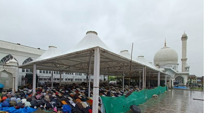 FurqanahMuxamil's tweet photo. Despite of rainfall pple all ovr the valley offered Eid Prayers with full spirit in mosques, Eidgah & othr religious shrines.
Pple r celebrating Eid with full charm & fervour across valley.
We are highly thankful to #LG_Admin for all the arrangements made for public convenience. https://t.co/6TjziVAkwf