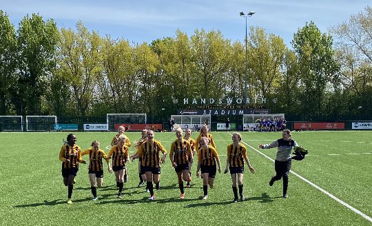 Top of the table clash and division title decider this weekend. Handsworth 3 Donny Belles 0. U15s Girls Division 1 Winners! Well done to Gracie, this amazing group of girls and their manager and coaches, you all deserve this🧡🖤 #UTA <a href="/Handsworth_FC/">Handsworth FC</a> <a href="/ambergirls/">Handsworth Girls FC🧡🖤</a> @PGSALCPESport