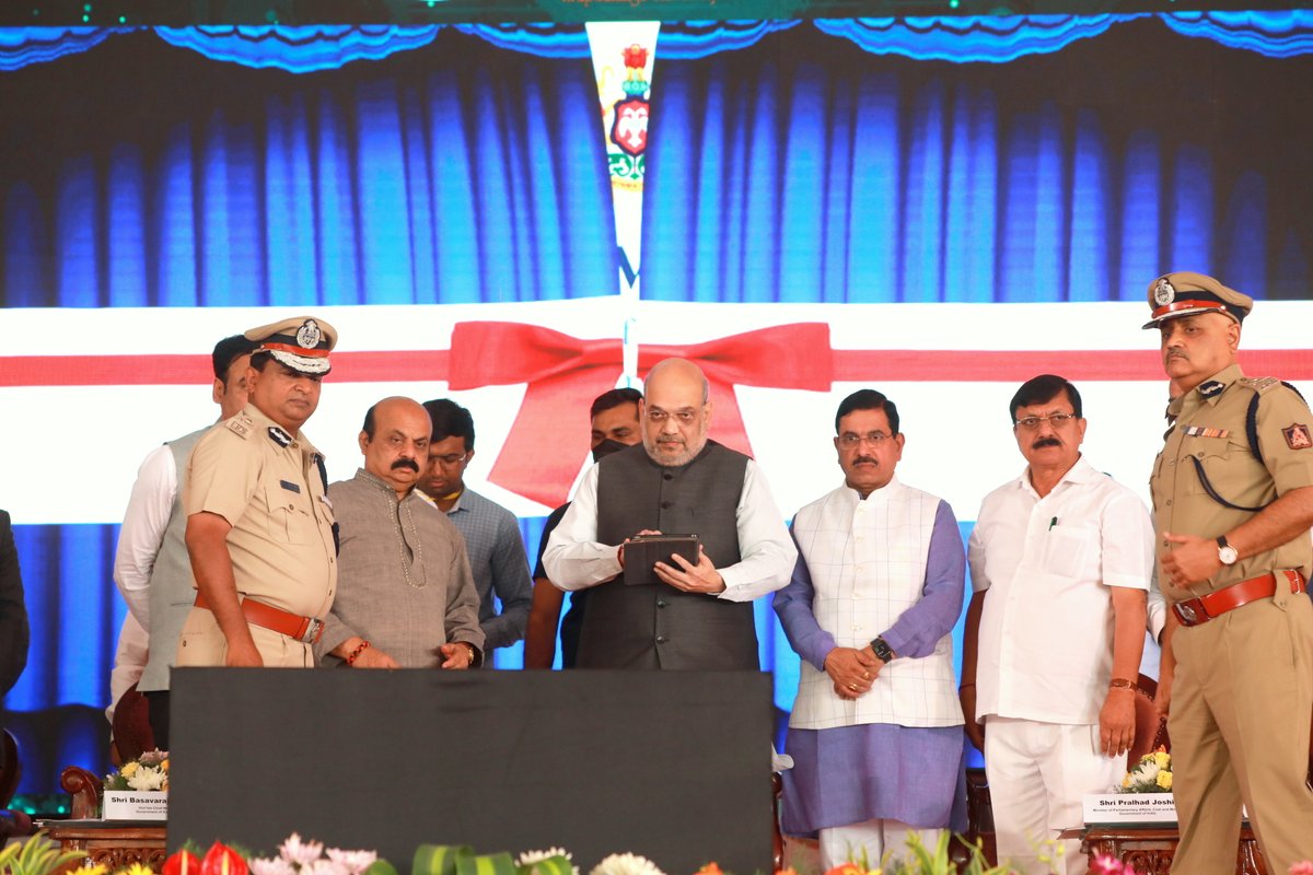 AmitShah's tweet photo. ಬೆಂಗಳೂರಿನಲ್ಲಿ ನೃಪತುಂಗಾ ವಿಶ್ವವಿದ್ಯಾಲಯದ ಶಿಲಾನ್ಯಾಸ, ವರ್ಚುವಲ್‌ ಮೂಲಕ ಬಳ್ಳಾರಿಯಲ್ಲಿ ವಿಧಿ ವಿಜ್ಞಾನ ಪ್ರಯೋಗಾಲಯದ ಉದ್ಘಾಟನೆ ನೆರವೇರಿಸಲಾಯಿತು ಮತ್ತು ಕರ್ನಾಟಕ ಪೊಲೀಸ್‌ ಇಲಾಖೆಯ ಸ್ಮಾರ್ಟ್‌ ಇ-ಬೀಟ್‌ (ಎಲೆಕ್ಟ್ರಾನಿಕ್‌ ಬೀಟ್‌) ಆ‍್ಯಪ್‌ಗೆ ಚಾಲನೆ ನೀಡಲಾಯಿತು. https://t.co/Yw9DvjHOmo