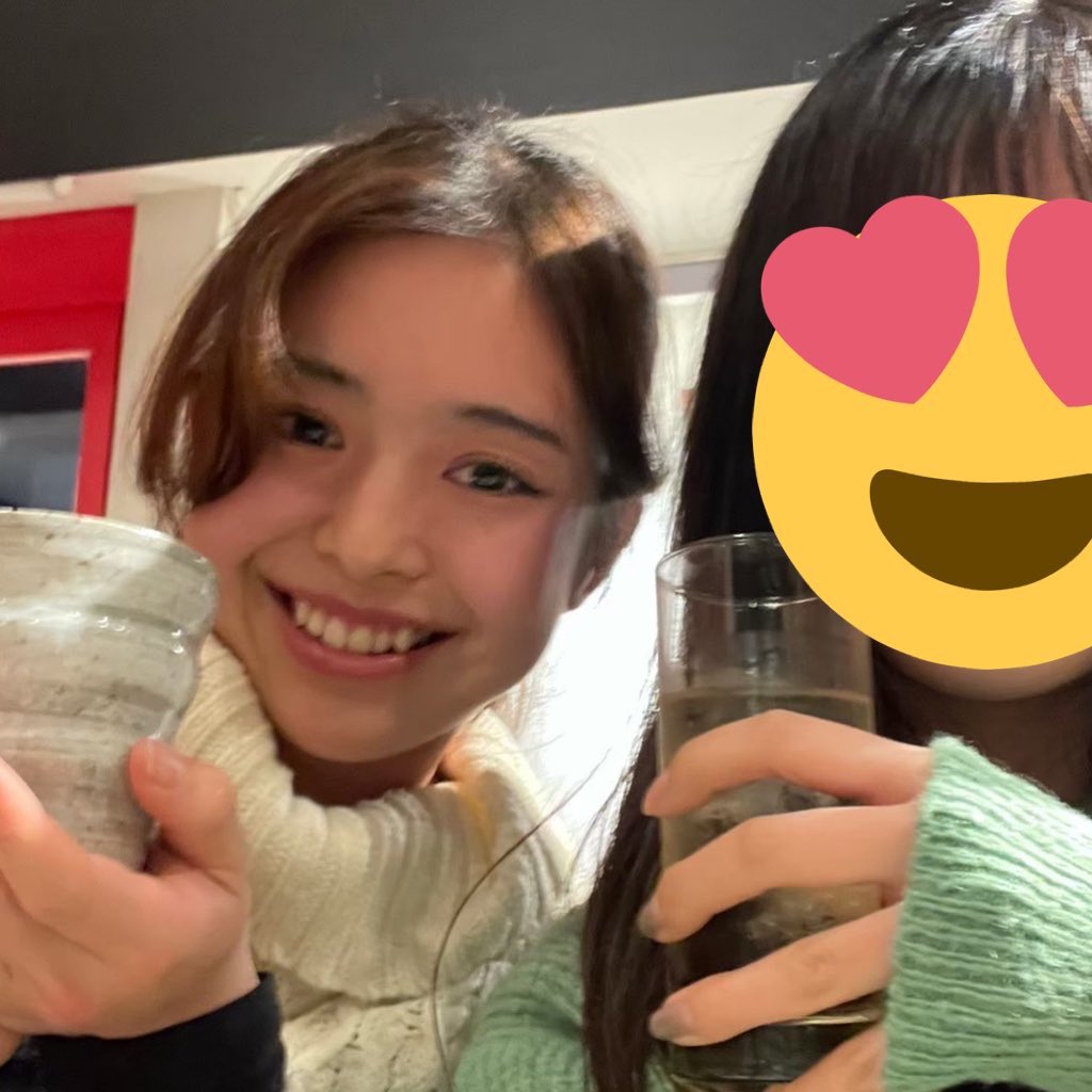 阪大舞研　美女図鑑🌹
Vol.2.
外国語学部 / ヒンディー語専攻 / ハレ
バサバサまつげとお人形さんのような小さなお顔が魅力のハレちゃん♡
そのつぶらな瞳で見つめられて落ちない男子はいないはず...！！
こんな可愛い顔をしてしっかり者というギャップも至高です✨✨
