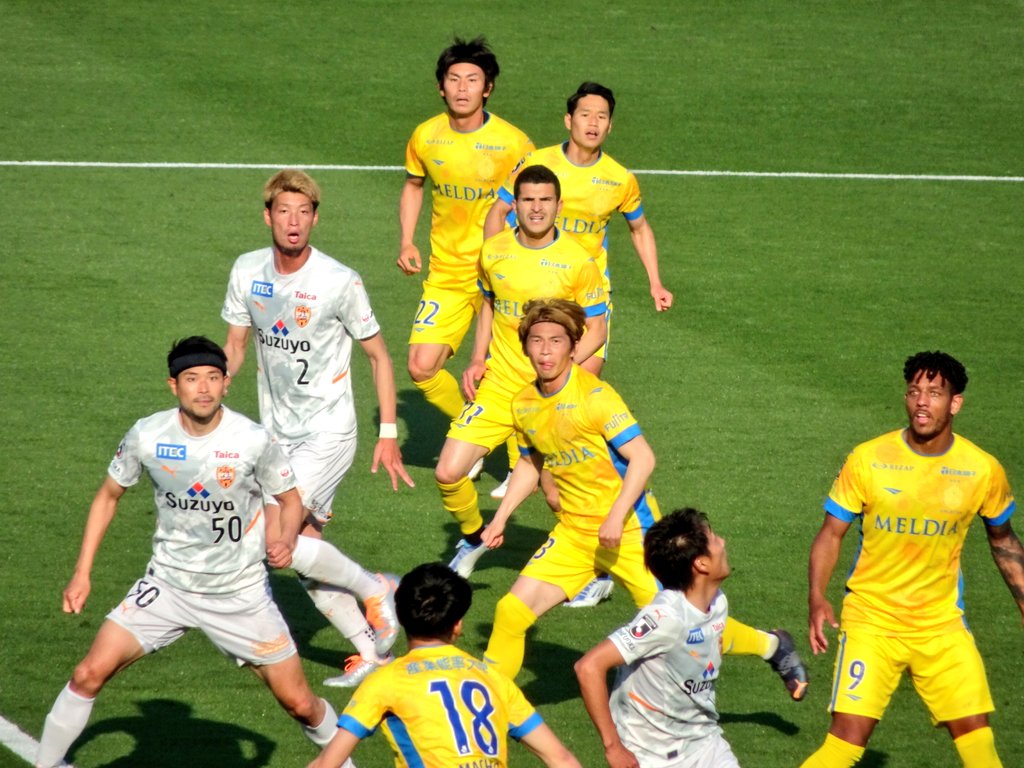Fjまりこ から帰国 次は までどこも行かない 湘南ベルマーレvs清水エスパルス 今日の ベルマーレはひまわりユニフォーム ウクライナへの支援でこの色なんだとか 脇の水色が効いてる Gk富居選手は黒 ナンバーが黄色 狙ってるのかそう