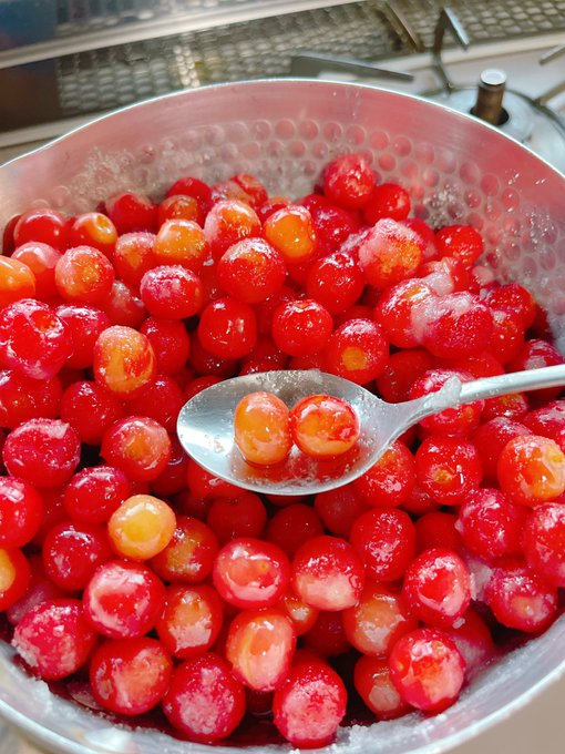 とにかく色が綺麗なんだね。
お酒ウイスキーしかなかったからウイスキーぶち込んでやったわ(笑)めちゃくちゃいい匂い〜たのしみ〜(*^^*) 