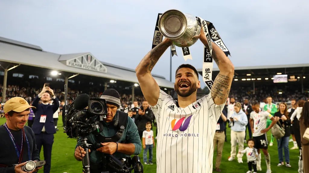 🏴󠁧󠁢󠁥󠁮󠁧󠁿 Luton'u yedi golle deviren Fulham, Premier Lig biletini alan ilk takım oldu.

🇷🇸Sırp golcü Aleksandar Mitrovic, Championship'te 43 gol atarak İngiltere ikinci lig gol rekorunu kırdı.

#EFL #PremierLeague #Fulham #Ingiltere #Futbol