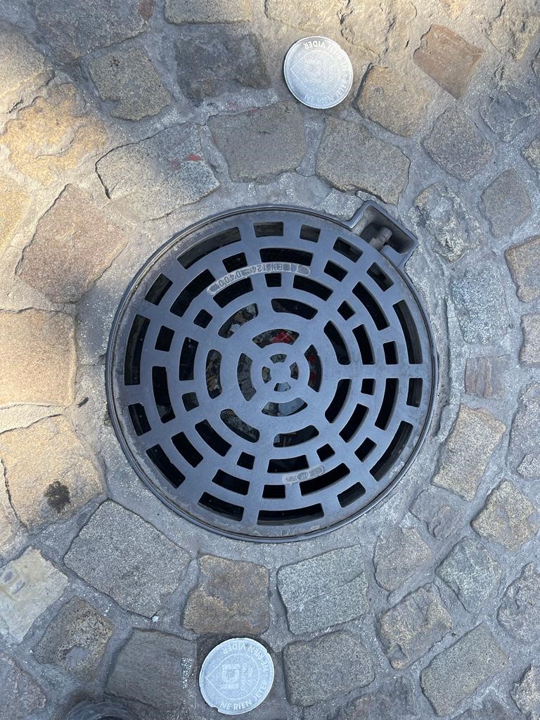 Les paniers pour avaloirs de chaussées sont une véritable réussite. Ce système installé en début d'année permet de bloquer et récolter les déchets sans empêcher la bonne évacuation de l'eau de pluie. Les paniers sont entretenus et vidés régulièrement par la société Pizzorno.