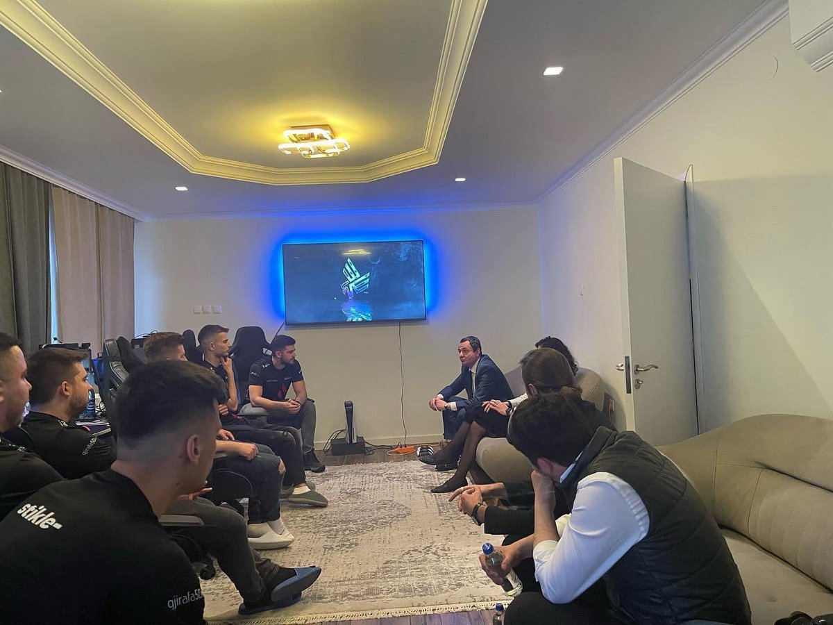 The Prime Minister of Kosovo 🇽🇰 visiting the <a href="/_badnewseagles/">BAD NEWS EAGLES</a> at their bootcamp! 🤯