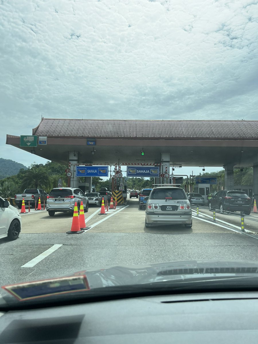 anmr6266's tweet photo. Knp tk ada smart tag di exit Kuala Terengganu #lpt2 . Sebelum mcm ada je. Atau smart tag dh tk relevan di exit tol. https://t.co/8d88hvCuz3