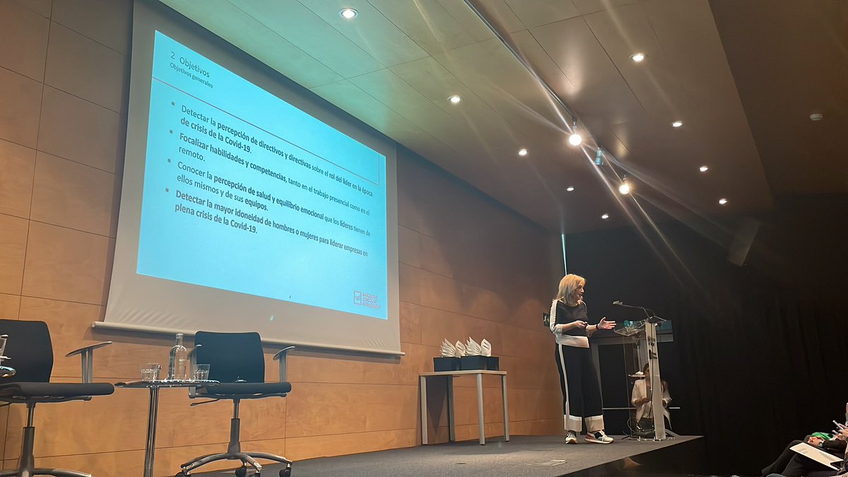 Com liderar en temps de sobreconnexió digital? <a href="/SilviaCoppulo/">Sílvia Cóppulo</a> #JornadaTempsTreball <a href="/bcn_ajuntament/">Ajuntament de Barcelona</a> <a href="/barcelonactiva/">Barcelona Activa</a> <a href="/FomentTreball/">Foment del Treball Nacional</a> 10º edició premi Barcelona a l'empresa innovadora en organització i usos del temps