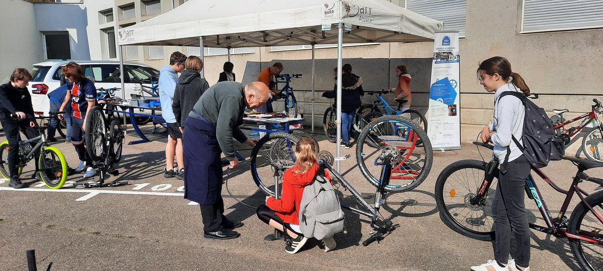 MathieuDepenau's tweet photo. Dans le cadre du défi national de #MaiAVelo, les élèves du collège de #Barr apprennent à réparer leurs vélos avec l'@AssoVeloStation pour prendre la route en toute sécurité ! 🚲 #Maiàvélo2022 @mai_velo #SécuritéRoutière #écocitoyenneté 🚲 https://t.co/KbSIFVNgcQ