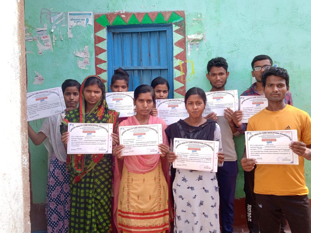 Aarohi Foundation ka taraf se first aid training program ka certified deya gaya, fathchak me