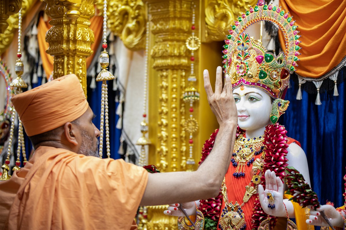 BAPS's tweet photo. 10th Anniversary Celebration of BAPS Shri Swaminarayan Mandir, Melbourne, Australia https://t.co/yx7kEiGqqV https://t.co/EAURlag13h