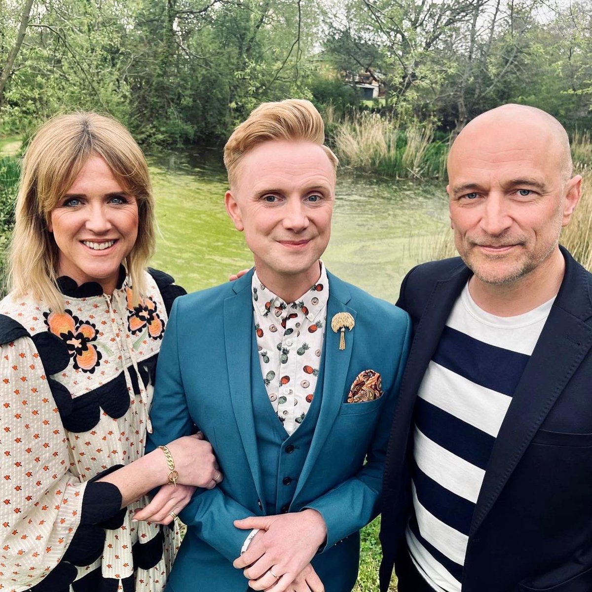 Why step into Tuesday when you can swing into it in an oscillatory motion?! I really cannot wait for you to see Wales’ Home of the Year dahlings 🏠 We’re visiting some truly INCREDIBLE homes 💕 Furnished in teal for Tuesday xxx