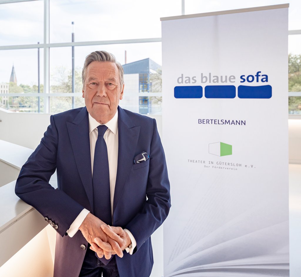 Bertelsmann_DE's tweet photo. Beim siebten Gütersloher „Blauen Sofa“ war am Abend Schlagerstar Roland Kaiser zu Gast im Theater. Der erfolgreiche Künstler las aus seiner Autobiographie #Sonnenseite und erzählte vor ausverkauftem Saal mit viel Humor aus seinem ereignisreichen Leben. #RolandKaiser #DasBlaueSofa https://t.co/F5ZuWH6Yc0