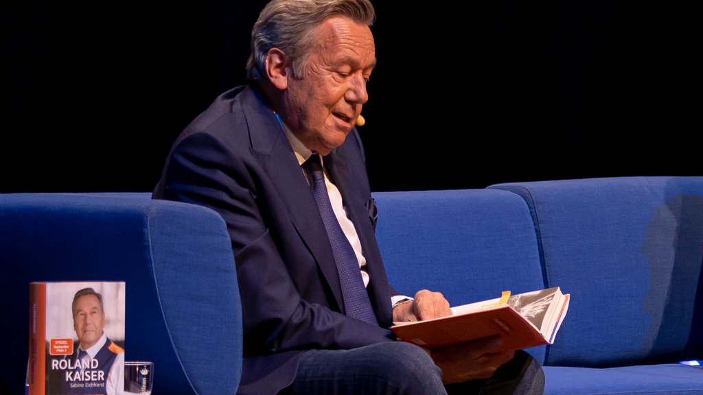 Bertelsmann_DE's tweet photo. Beim siebten Gütersloher „Blauen Sofa“ war am Abend Schlagerstar Roland Kaiser zu Gast im Theater. Der erfolgreiche Künstler las aus seiner Autobiographie #Sonnenseite und erzählte vor ausverkauftem Saal mit viel Humor aus seinem ereignisreichen Leben. #RolandKaiser #DasBlaueSofa https://t.co/F5ZuWH6Yc0