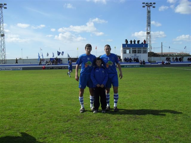 PedroCapo18's tweet photo. 12 temporades separen una foto de s'altre...@CapMiquel @MarcCapo5 
#germans #futbol #junts #orgullós https://t.co/l9m9Qx6ntI
