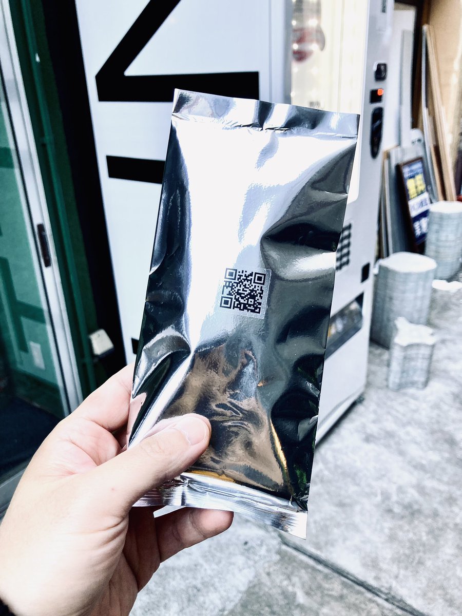 KedamaNft's tweet photo. 歌舞伎町の裏路地にある
NFTの販売機。

作品も販売機も立地も
なかりクール！

1000円を入れたら
何かが出てきました。
中身はまだ見てません。
#NFTs #歌舞伎町 https://t.co/LCKVkQzuAz