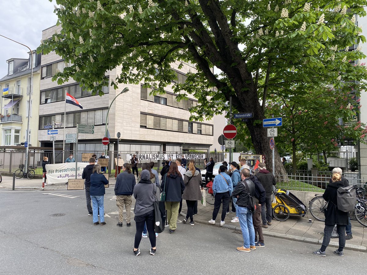 Die Kundgebung vor dem Irakischen Konsulat in #Frankfurt läuft. Redebeiträge von Freund*innen &amp; Angehörigen geben einen Einblick in das Engagement von Marlene &amp; Matej. Aus dem Konsulat dröhnt ohrenbetäubende Stille. 
#freemarleneandmatej #tagderpressefreiheit