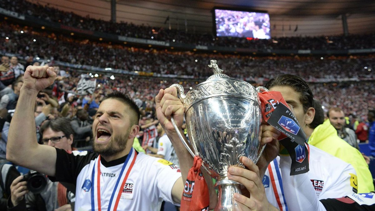 EAGuingamp's tweet photo. 🏆🔙 Il y a 8 ans, En Avant s'imposait face au @staderennais et remportait sa deuxième Coupe de France ❤️🖤

#TeamEAG #WarRaok https://t.co/MZ4i4HIsnT