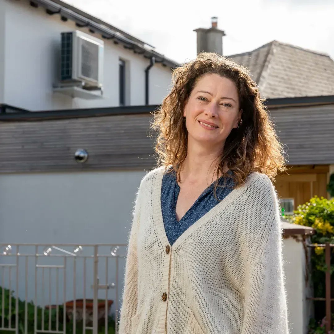 elirlsuperhomes's tweet photo. Ecologist and Superhome owner Anja Murray was motivated to carry out home energy upgrades to take action against climate change. Following a deep retrofit by Electric Ireland Superhomes, Anja’s home went from a BER of G to an A2. Read the case study here: https://t.co/oO7Nrwd5Zg https://t.co/SuMoPDNey4