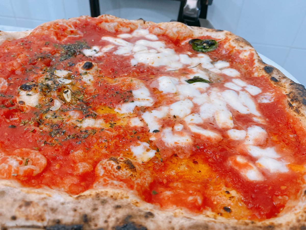 イタリア🇮🇹ナポリ
安くて美味しいピザ人気店
『L'Antica Pizzeria da Michele』

イタリア人夫婦に
教えられて行ってみたお店
初日のお店も凄かったが
彼らが教えてくれるお店は激混み😱

ピザの種類は4種類
どれも美味しい😍
個人的には画像③『COSACCA』が
好きでした✨
goo.gl/maps/dYPzynWLY…