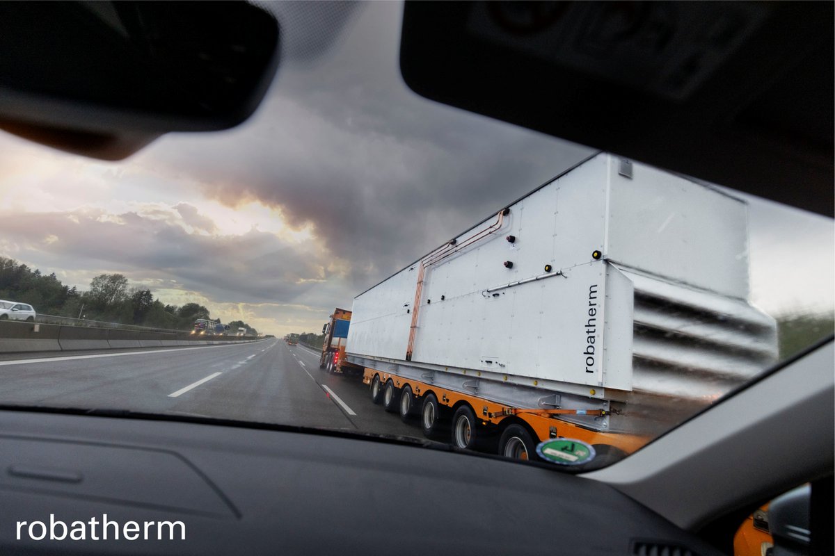 This is what it looks like when you pass a 15-meter robatherm AHU on the autobahn.  |  So sieht es aus, wenn man auf der Autobahn ein 15 Meter langes robatherm RLT-Gerät überholt.