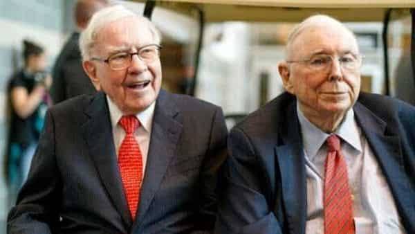 CharlieMunger00's tweet photo. "You have all these economists with 160 IQs that spend their life studying it, can you name me one super-wealthy economist that's ever made money out of securities? No"

--- Warren Buffett 

FYI @TheKouk @RBAInfo https://t.co/Pvjc1vTB3t