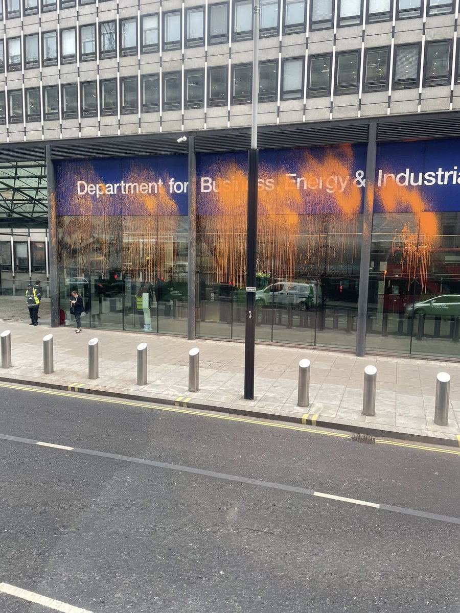 bobajobtaylor's tweet image. For some reason it seems as though someone has taken exception to the Department for Business, Energy and Industrial Strategy building. Couldn’t possibly imagine why🤣🤣🤣