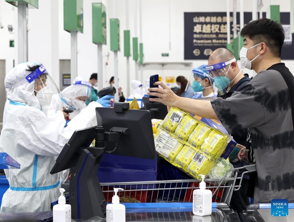 ShanghaiEye's tweet photo. Customers shop at a #Sam's Club warehouse store at Beicai Town in #Pudong New Area of Shanghai, May 2, 2022. Large retail companies in #Shanghai have started to reopen their supermarkets amid the recent #COVID-19 resurgence. https://t.co/0UQ1yRwY9v