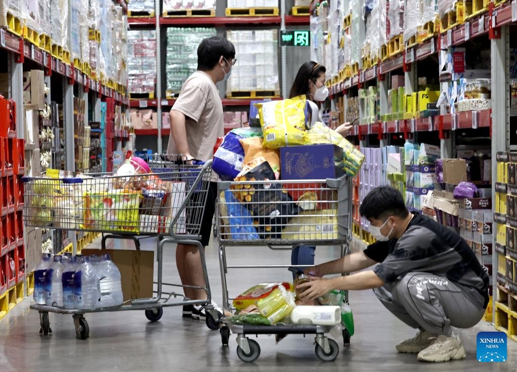 ShanghaiEye's tweet photo. Customers shop at a #Sam's Club warehouse store at Beicai Town in #Pudong New Area of Shanghai, May 2, 2022. Large retail companies in #Shanghai have started to reopen their supermarkets amid the recent #COVID-19 resurgence. https://t.co/0UQ1yRwY9v