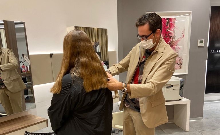RotativoUCHCEU's tweet photo. Martes lluvioso... muy lluvioso... Pero al mal tiempo ¡buena cara! Os compartimos el debut de nuestra compañera @zulema_gil8 entrevistando al estilista y peluquero valenciano @alexjordan_pelu 👇🔝👇
 
➡️ https://t.co/uGmJPyK4dX
#⃣ #SomosCEU #alexjordanpeluqueriadeautor https://t.co/m2rWz7xvmd