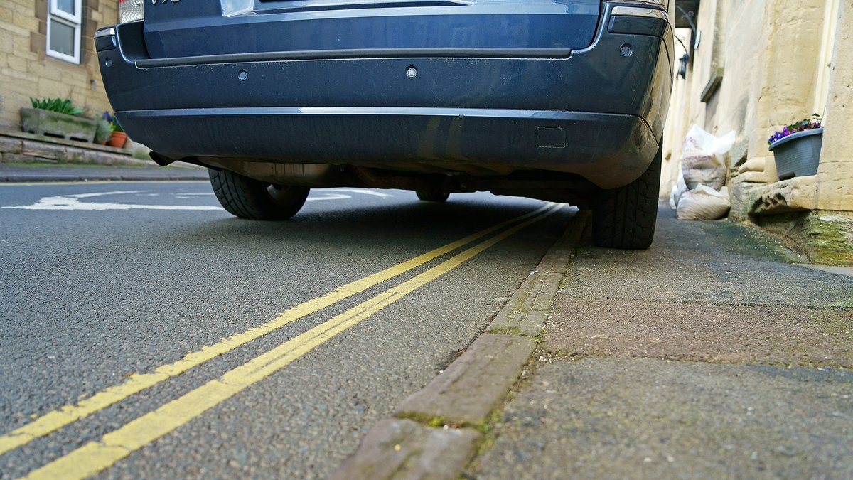 WodcNews's tweet photo. Blocked access is a common problem for waste crews, especially when reaching homes on narrow streets. Vehicles parked illegally, in turning areas or on bends are an issue due to the size of trucks we use. Help us make waste and recycling collections - please park considerately. https://t.co/333OJniU6g