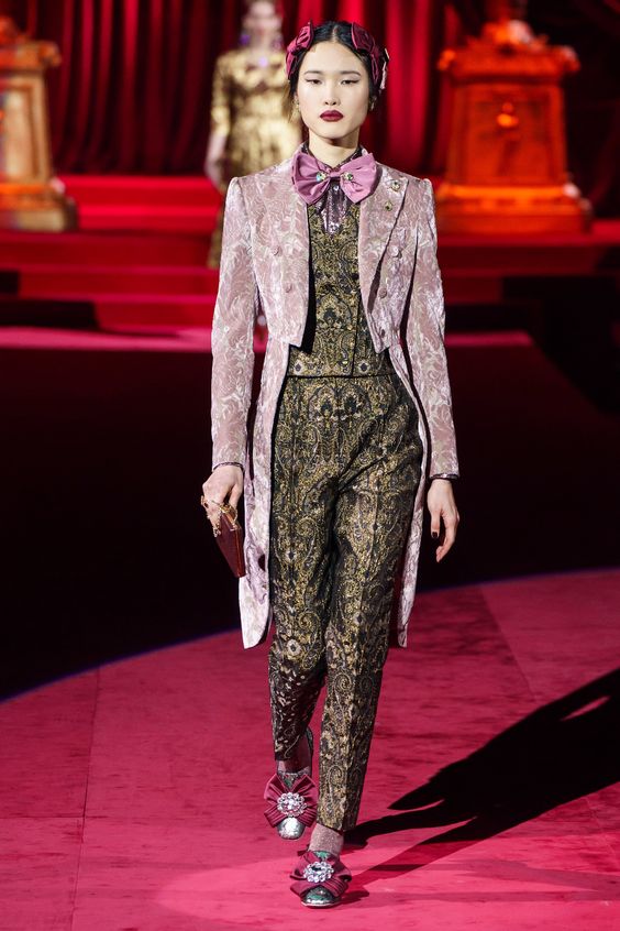 EsserHelena's tweet photo. Truly underwhelmed by the #MetGala2022 outfits. It could have been #steampunk galore-- or at least #dandypunk galore! I'd have happily given them the run of my pinterest boards! Where did that 2018 spirit go? https://t.co/sjAktsC8MS