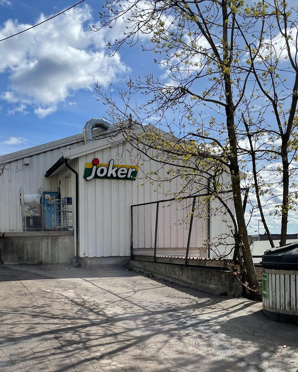 kadowaki_kozo's tweet image. ワークショップ用に日本から持っていった模型を組み立て。研究室の学生が手伝ってくれたもの。joker（ヨーケル、ノルウェーで一番有名なコンビニ）に増築するんだよ、といって模型写真を見せるとノルウェー人は必ず爆笑してました。 #vba2021jp