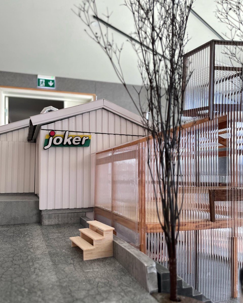 kadowaki_kozo's tweet image. ワークショップ用に日本から持っていった模型を組み立て。研究室の学生が手伝ってくれたもの。joker（ヨーケル、ノルウェーで一番有名なコンビニ）に増築するんだよ、といって模型写真を見せるとノルウェー人は必ず爆笑してました。 #vba2021jp