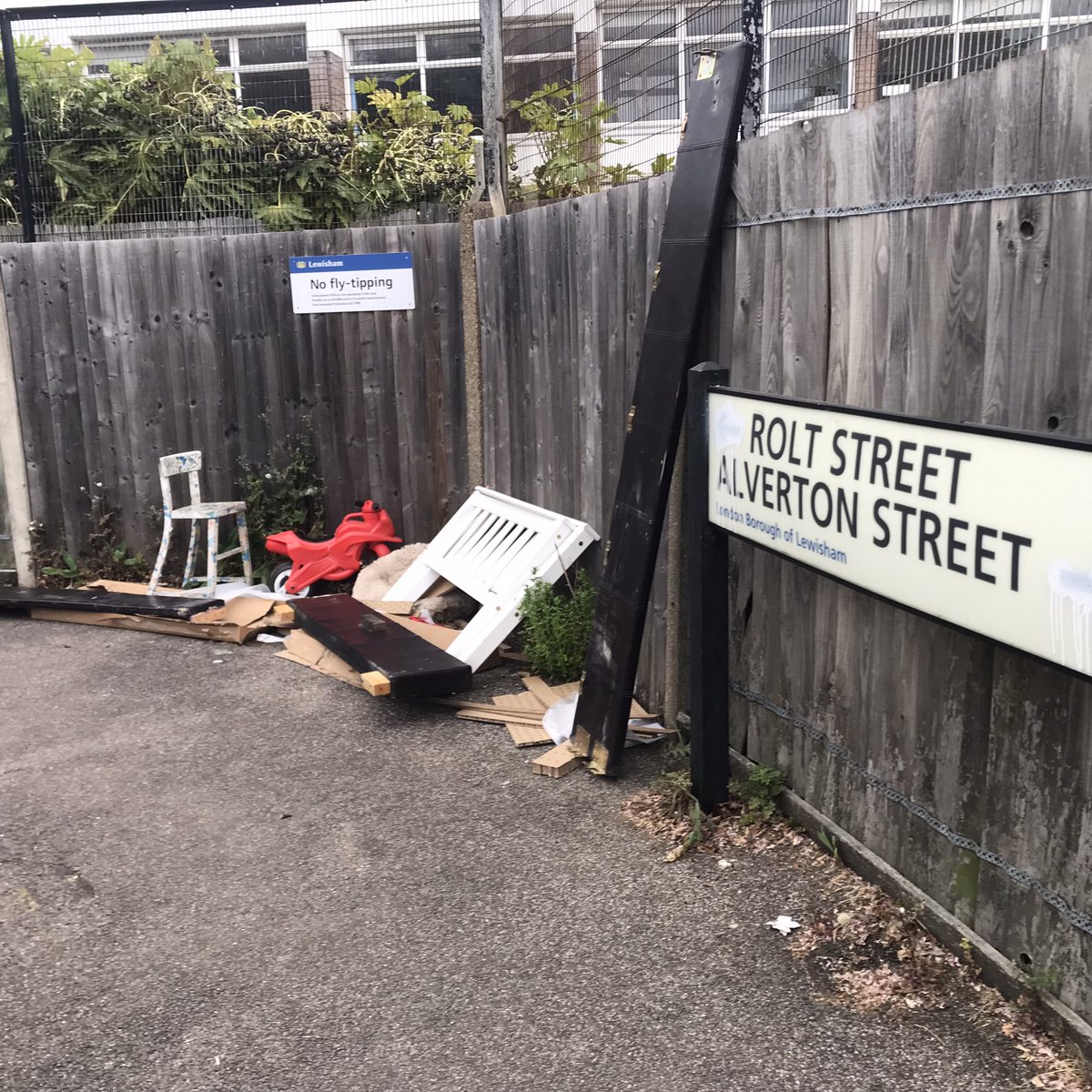 deptfordfolk's tweet photo. This is one of our favourite #FlyTipping hotspots in #EvelynWard.

Just outside a nursery. 

Reported on @CleanStreetsApp 

The stern signage just doesn’t work. https://t.co/XhIlKM7vso