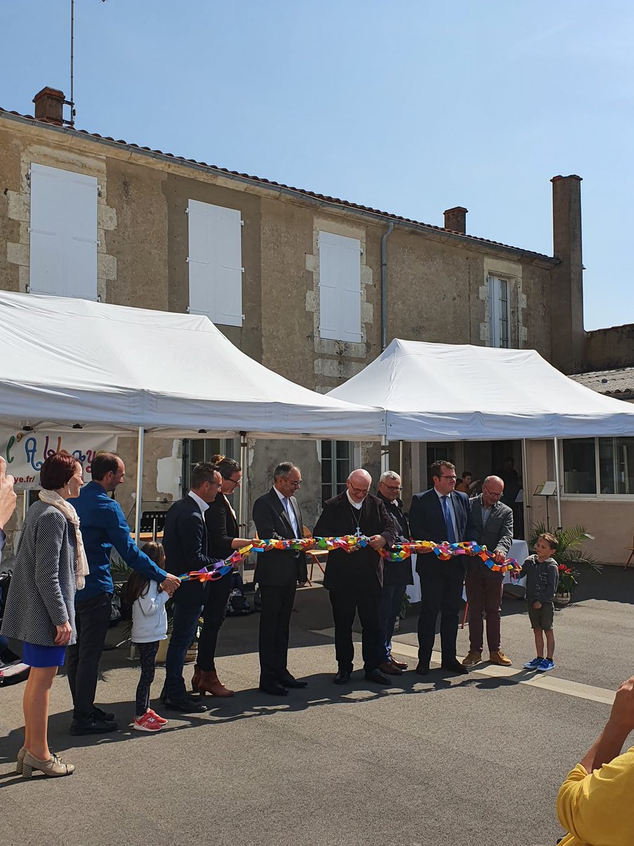 Ecole_SteMarie's tweet photo. Samedi 30 avril s'est déroulée l'inauguration-Bénédiction des locaux rénovés de l'école. Ce fut un beau moment de partage et de joie. @EC_85 #saintmichelenlherm #sudvendée https://t.co/p2b9T5bBx7