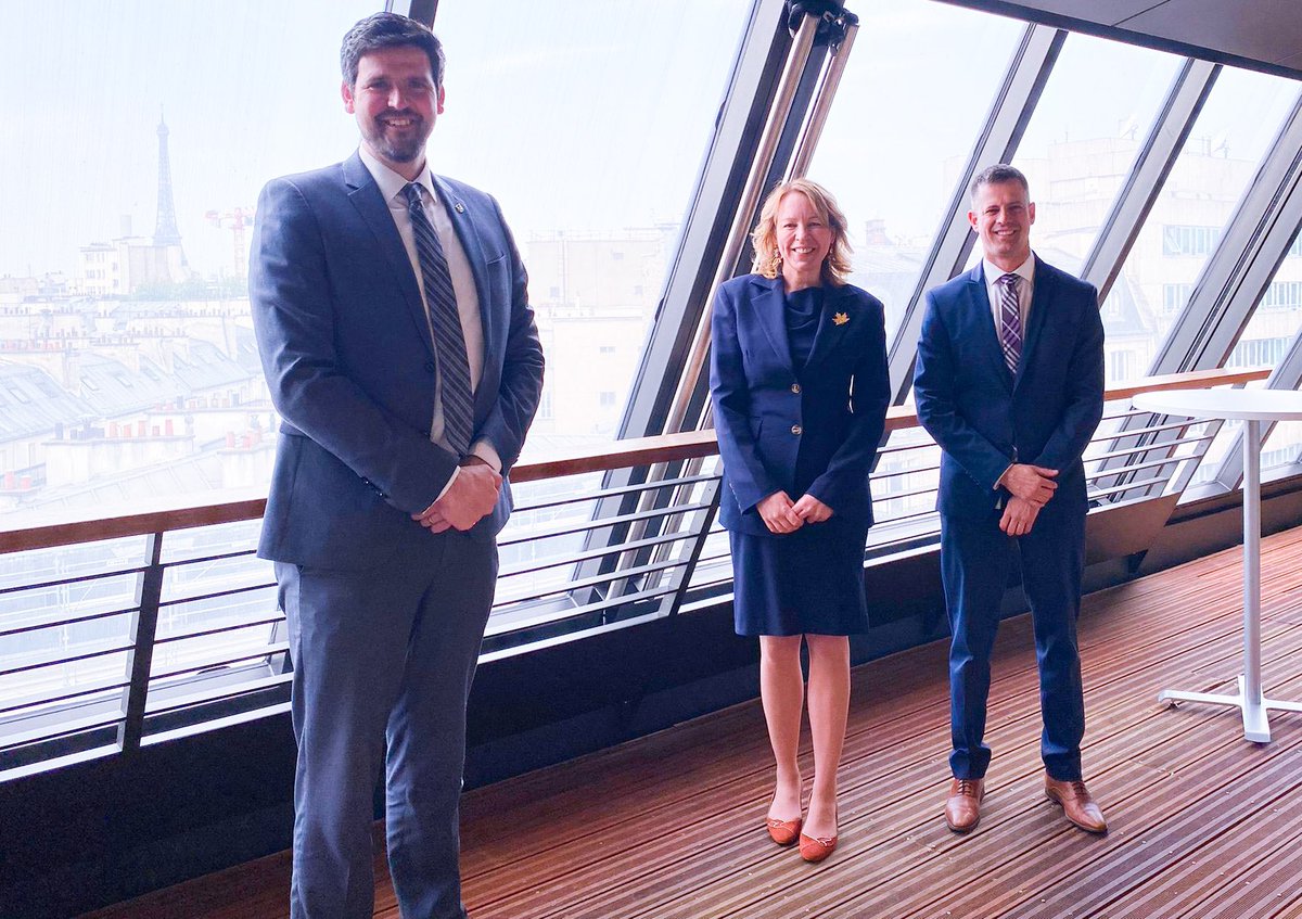 AmyBakerCAN's tweet photo. Honorée de recevoir le ministre Sean Fraser 🇨🇦 @CitImmCanFR, mon compatriote de #NouvelleEcosse, pour sa 1ère visite européenne! Accueil des #réfugiés, promotion des priorités 🇨🇦 pour la #mobilité et la #diversité : des sujets cruciaux au cœur de cette journée. Bienvenue en 🇫🇷! https://t.co/KzbbSz80tJ