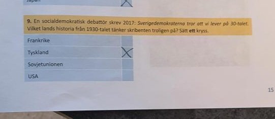 SDTobbe's tweet photo. Följande fråga ska tydligen ha återfunnits i dagens nationella prov i historia. 

En socialdemokrats brunsmetning av SD ska alla elever i årskullen ta del av och de förväntas koppla oss till Nazityskland för att få rätt svar på frågan. 

Ursäkta men vad i helvete? https://t.co/MQYWvww5O2