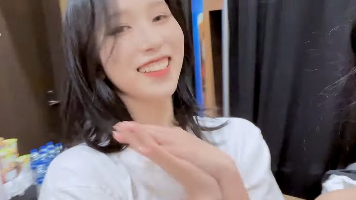 minameekies's tweet photo. *chaeyoung holds the camera*
mina: HELLOOOOOOO https://t.co/WYYiKUzaDI