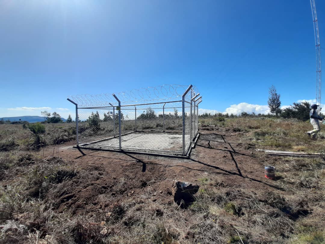 AfricanMt's tweet photo. Nyanga National Park fence finally installed! Waiting for the equipment to arrive! Getting excited...
#africanmountainscience #mountainsmatter https://t.co/dxvEQD9Cg3
