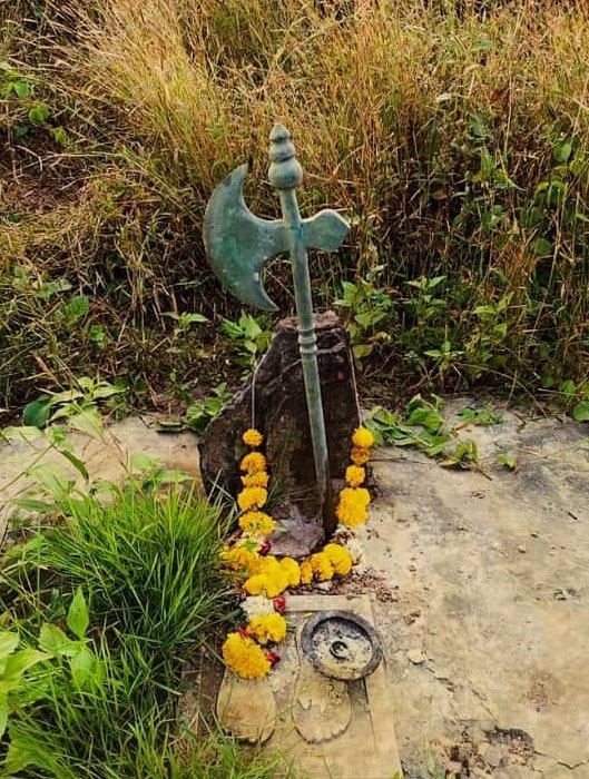 The locals believe that Lord Parshuram performed his rituals at the tip of the hillock that juts out into the sea and atop this hillock made out of white shale mud now hosts a small shrine dedicated to him.