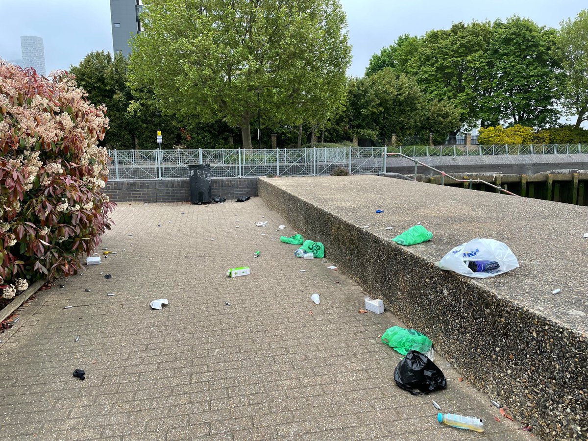 <a href="/TowerHamletsNow/">Tower Hamlets Council</a> <a href="/MayorJohnBiggs/">Mayor John Biggs</a> What a mess by London Yard! <a href="/MPSTowerHam/">Tower Hamlets Police</a> @MPSBlackwall