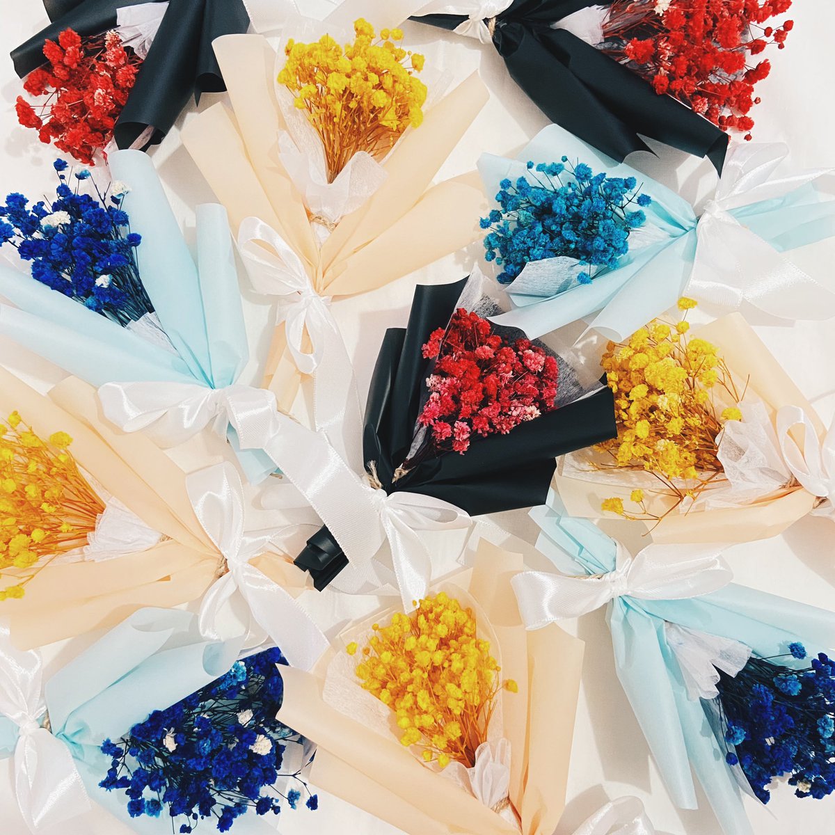 dlitterae_'s tweet photo. Blue? Red? Or Yellow? 💐

We are still accepting orders for Mother’s day! Place your order now. ✨

Nationwide shipping and same day delivery available 💌

#dlitterae #typewrittenletters #driedflowersph #giftideasph #giftshopph #personalizedgifts #personalizedph https://t.co/vLzKxDQlvp