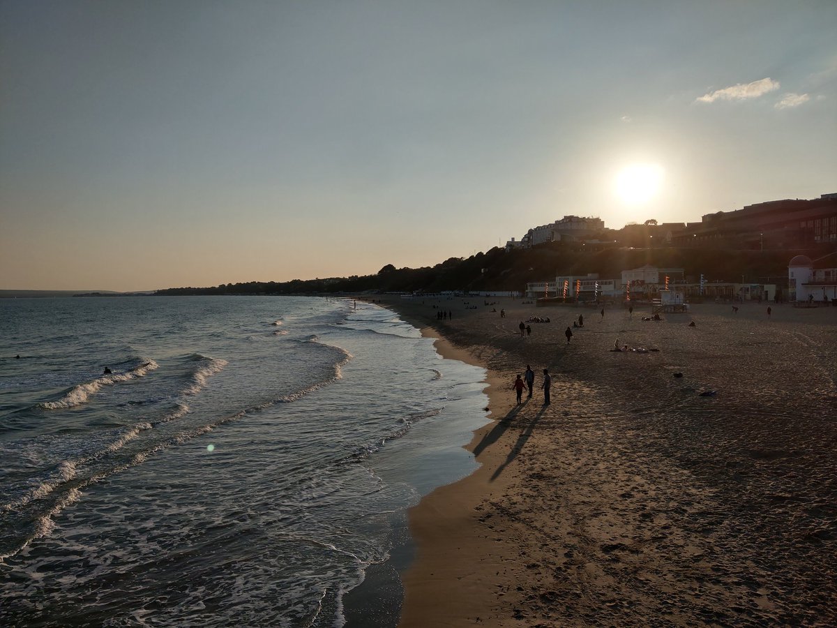 ShelleyHass's tweet photo. Nothing like a stroll along the Bournemouth Pier in the evening. #roadtrip2 #Bournemouth #catchinguponphotos https://t.co/bwW0jsttoe