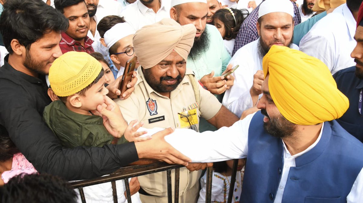 मोहब्बत की इस मिट्टी को हिंदुस्तान कहते है...❤️