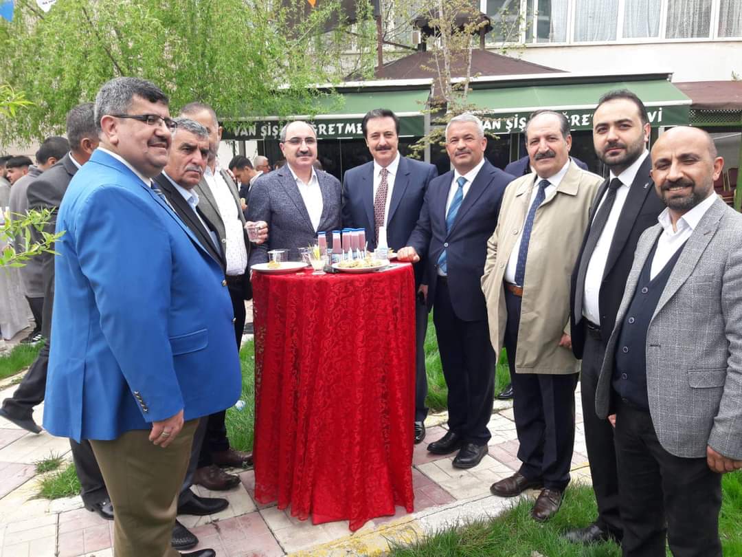 VanVefaDer's tweet photo. AK Parti Van ailemizle bayramlaştık. 😊 @AK_PartiVan @Akparti /@ismailssay @tcvanvaliligi https://t.co/jJ0DIrO6LO