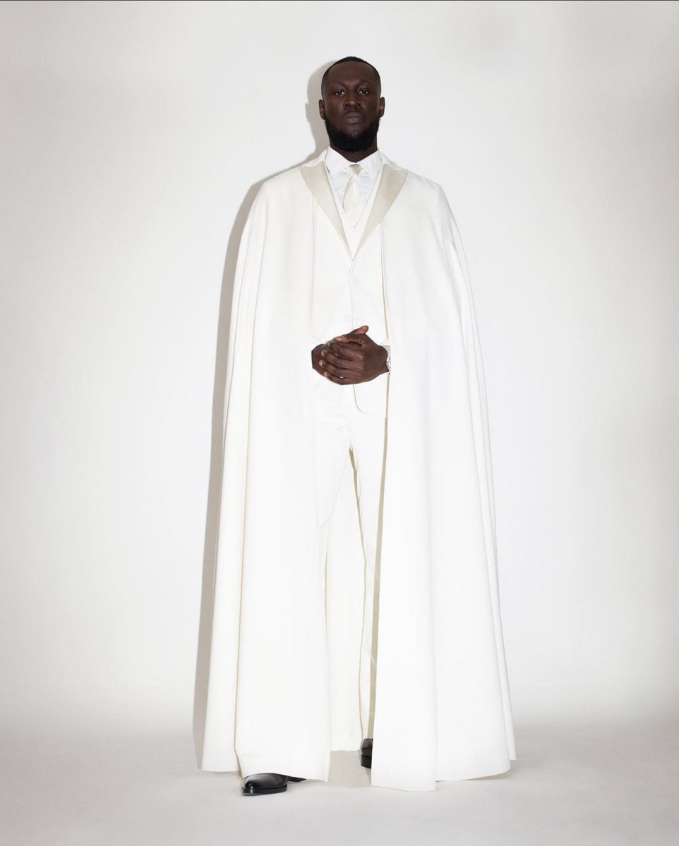 StreetFashion01's tweet photo. Stormzy in Burberry for the Met Gala (2022) https://t.co/OLpMYrjE6m