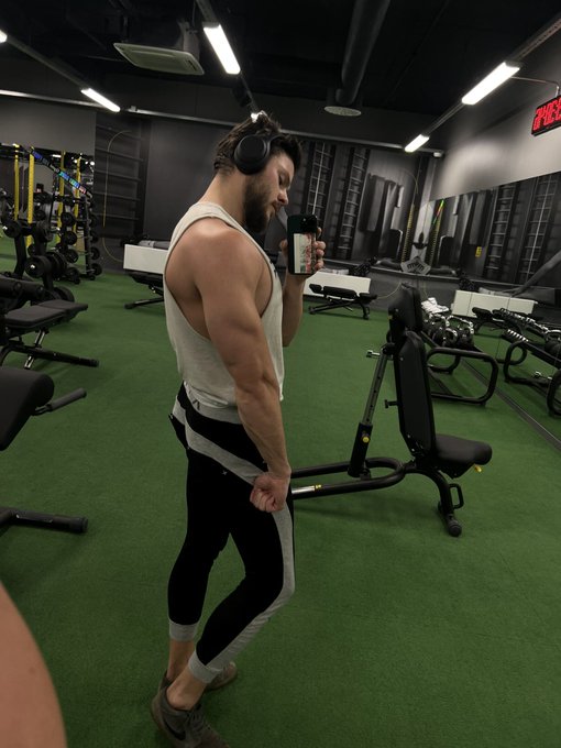 1 pic. do you go to gym ? #gym #gay #gayboy #selfie #fitness https://t.co/3UYsWypnei