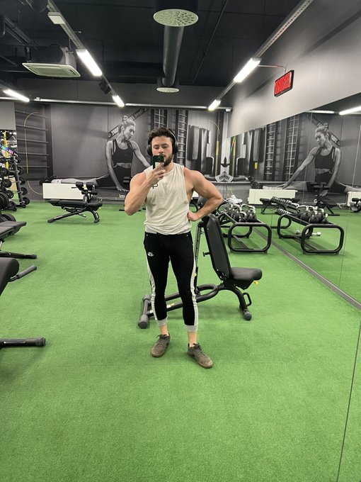 2 pic. do you go to gym ? #gym #gay #gayboy #selfie #fitness https://t.co/3UYsWypnei